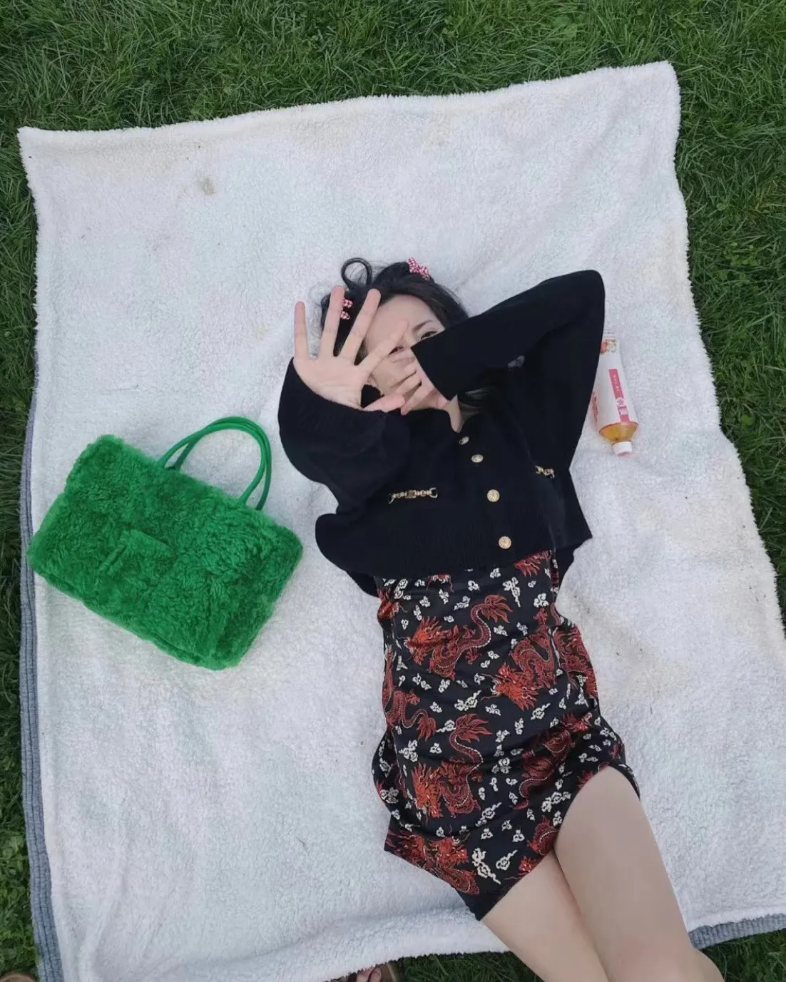 Parrot green 🦜BV arco tote’s fluffy style, it’s here, it’s here, it’s here with the fluff~ You’ll know how cute it is when you see the real thing! The soft and fluffy feel is really great. Rua, this year’s furry style, I stand on bv! ! Whether it is a jodie cloud bag or a tote, not all curly teddy fur can be used to make goods. The curl size of the fur directly affects the similarity of the entire bag. Material: full fur and lambskin ➕ lambskin lining is much more expensive than full leather! Again, if there is no ZP and no development, of course you have to be willing to spend money~36*24*12